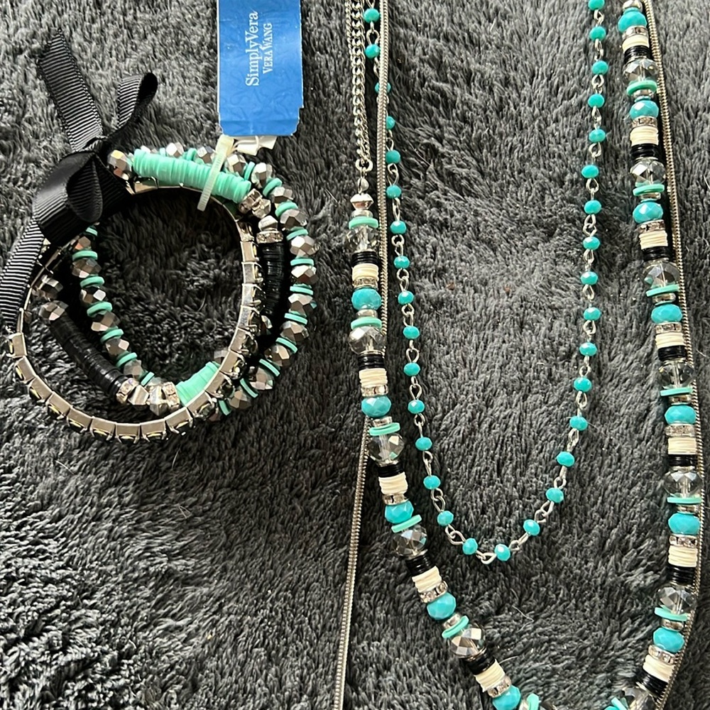 NWT Simply Vera Necklace and Bracelet Set